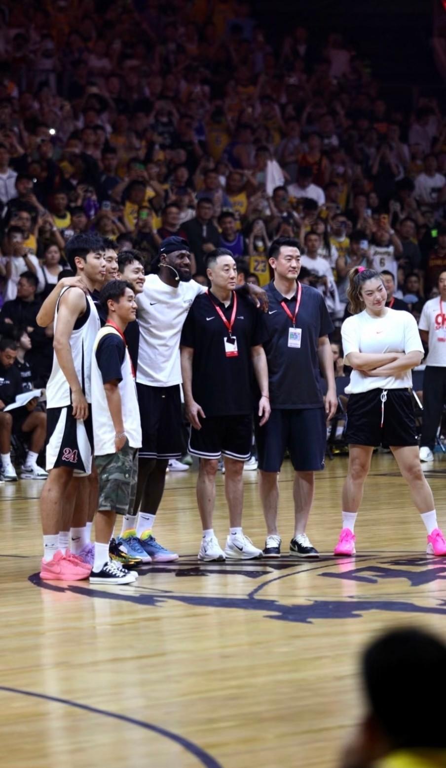 开云官网-韦世豪现身詹姆斯成都行现场,与赵睿、李梦等一同合影