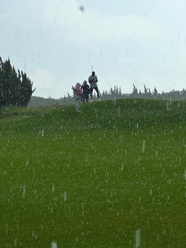 开云下载-不惧风雨!詹姆斯晒最近在上海冒着大雨打高尔夫:你能忍受雨水吗