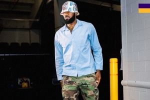 清爽穿搭 湖人官推晒赛前入场照:在奥兰多