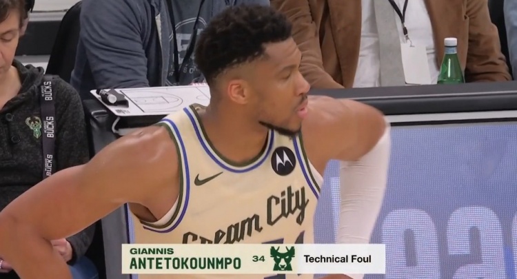 开云体育-看不到一点希望!字母哥拿球怒砸篮架泄愤吃到技犯